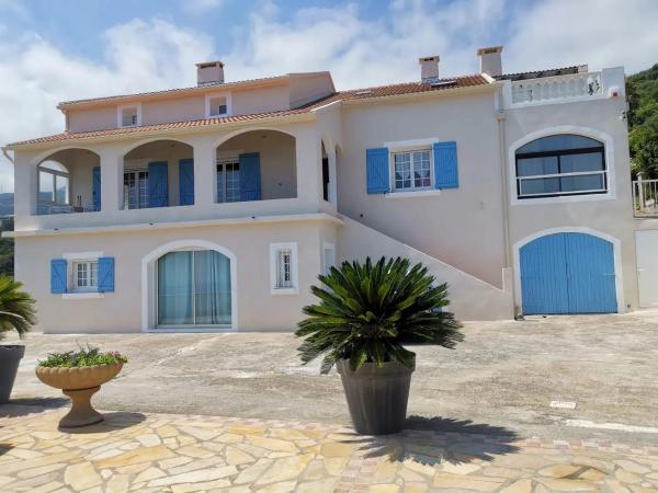 Vue imprenable et piscine privée à Bastia
