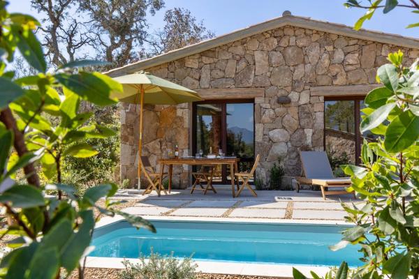 Un refuge de pierre avec piscine privée à Sotta